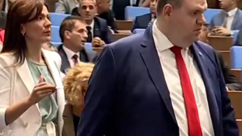 Битка всеки срещу всеки в парламента