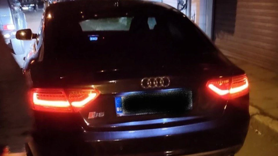 Полиция спипа трима докато пренабиват номерата краден джип