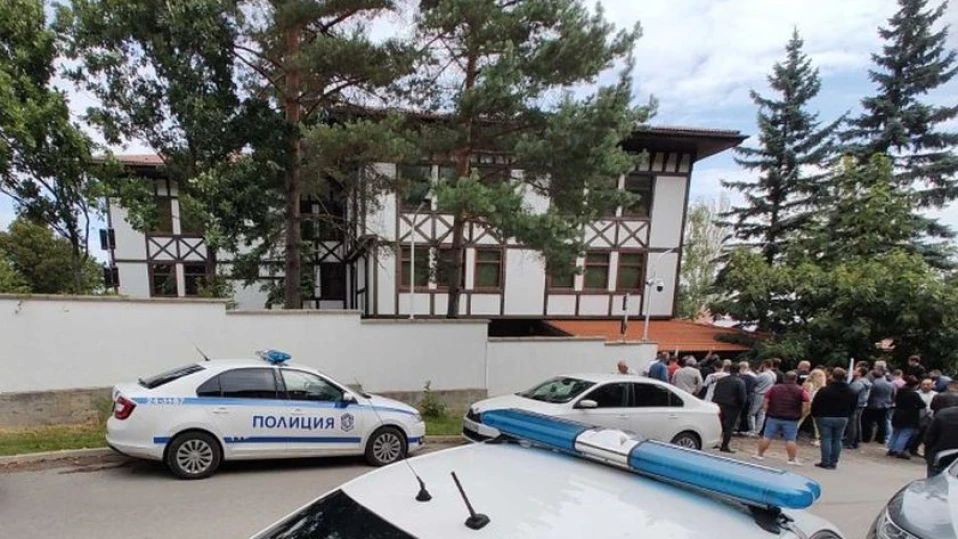 Хората на Доган настояват да влязат в Боянския сарай, ДПС имало договор за наем