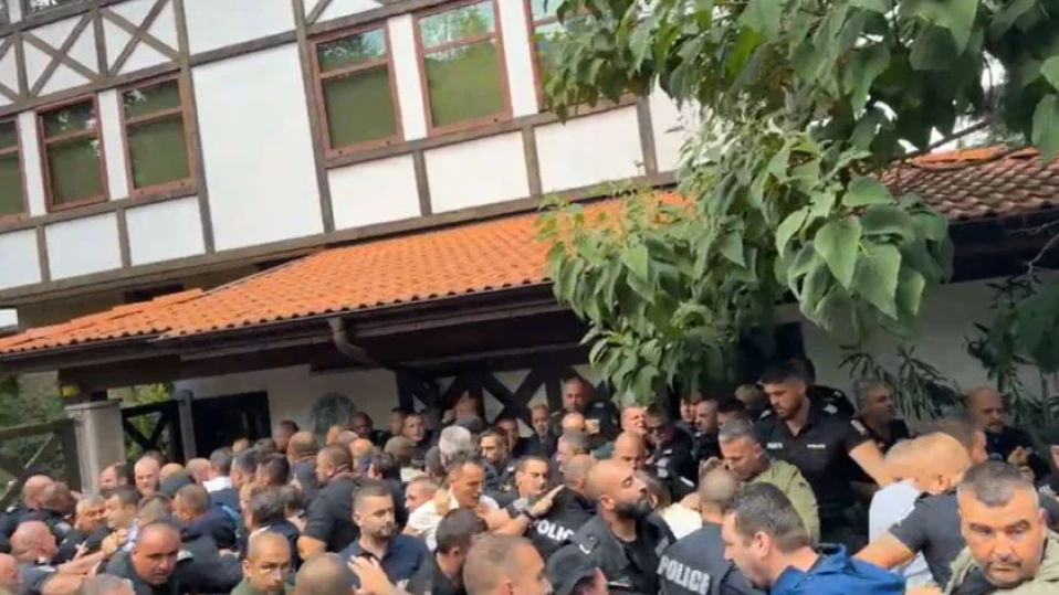 Сблъсъци между полицията и хората на Доган пред сараите в Бояна (ВИДЕО)