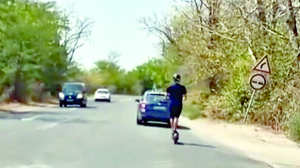 Младеж на тротинетка изпреварва коли със 70 км/ч