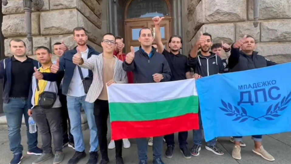 Привърженици на Пеевски и на Доган дебнат пред ЦИК: Кой ще успее да се регистрира първи?