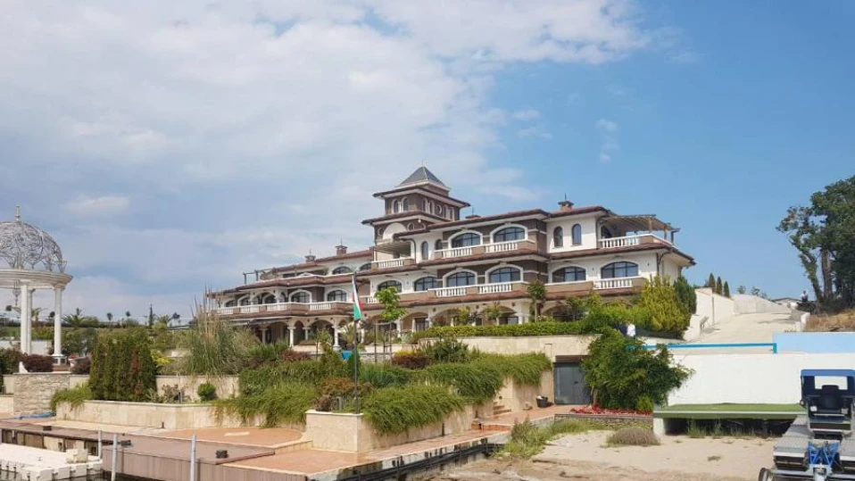 Спрели тока и интернета на Ахмед Доган в Росенец