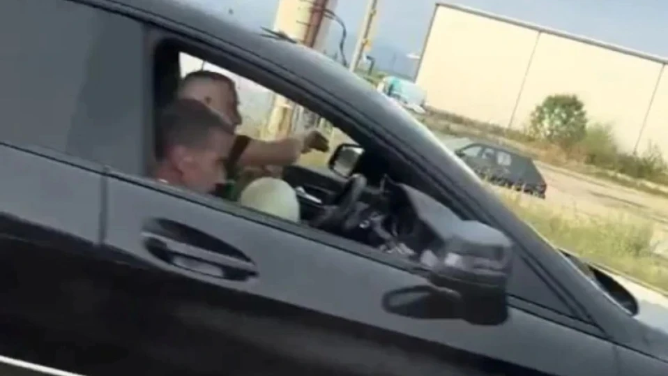 Мъж шофира в насрещното платно на бул. "Европа", в колата има и балон с райски газ