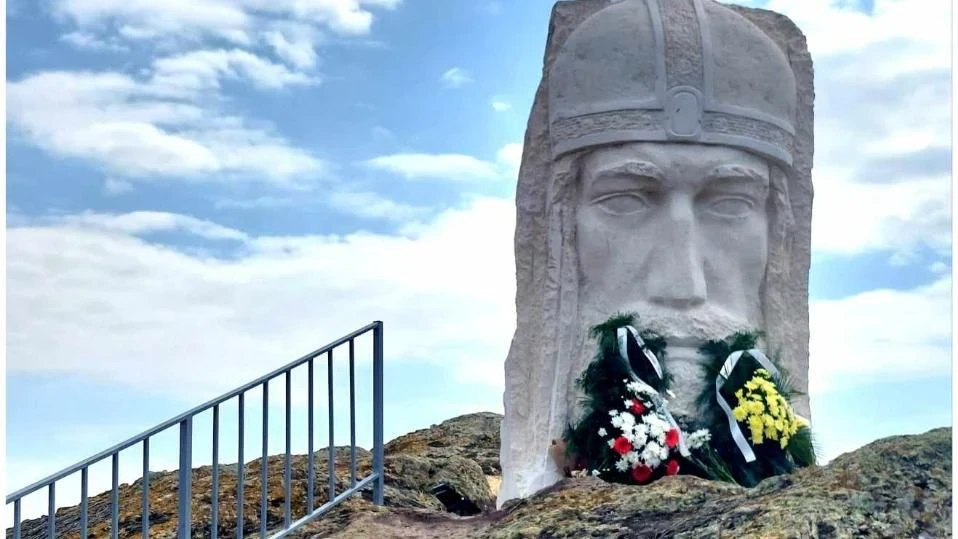 В Средновековната крепост Русокастро край Бургас откриха паметник на цар Иван Александър