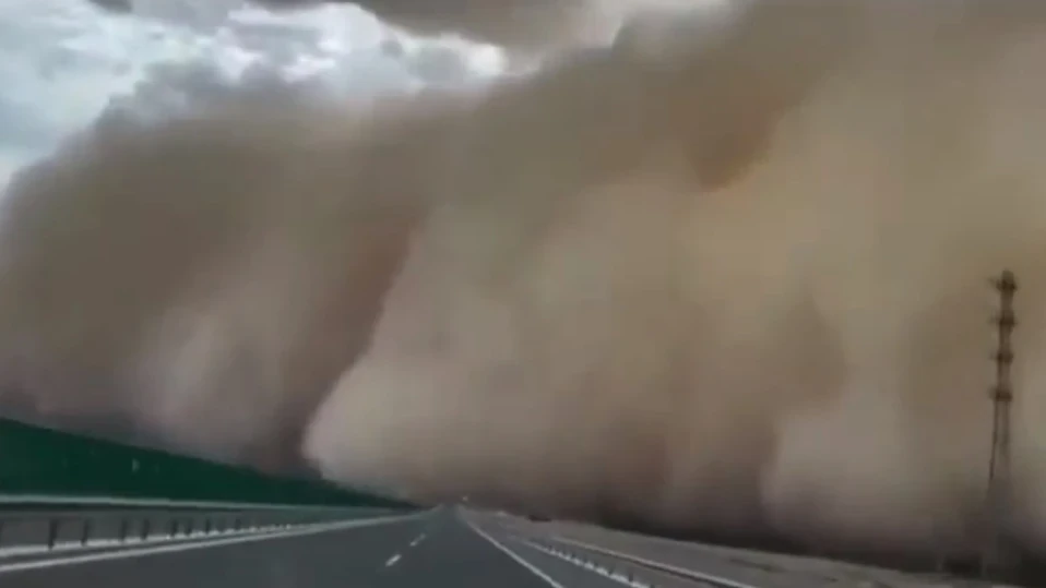 Една жена загина, а над 150 хиляди останаха без ток в Австралия