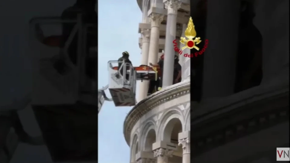 На турист му приложа в наклонената кула в Пиза, свалиха го с кран (ВИДЕО)