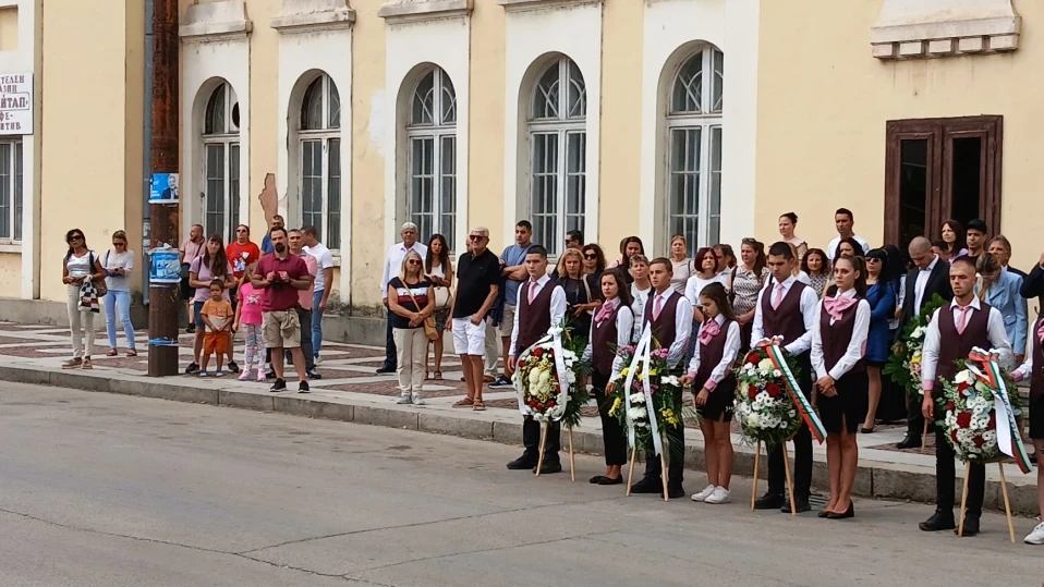 С тържествена церемония пред паметника на „Скърбящия войн“ отбелязаха Деня на Съединението във Видин