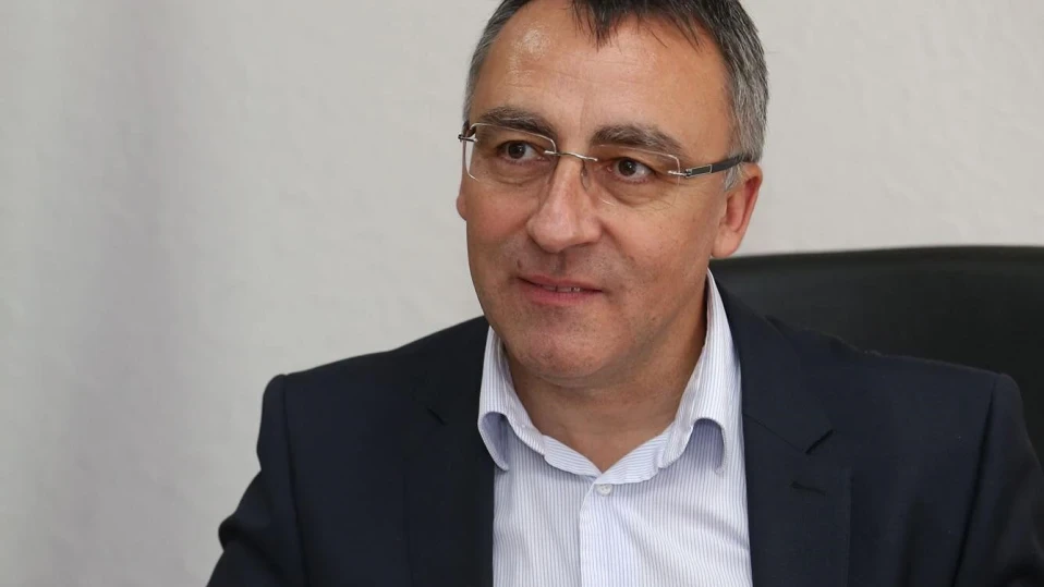 Забраната на телефони в класната стая е грешка, смята директор на столично училище