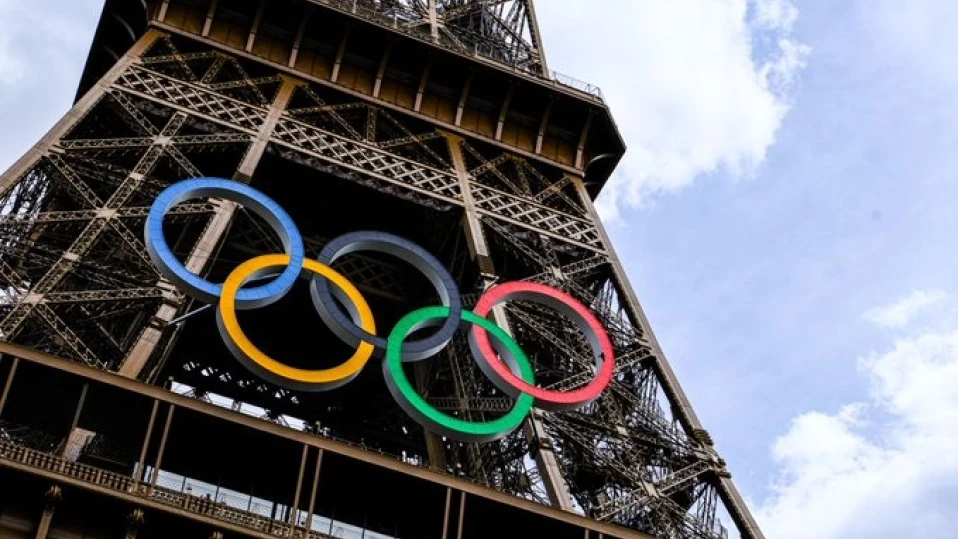 Олимпийските кръгове върху Айфеловата кула във Франция разпалиха нова политическа битка