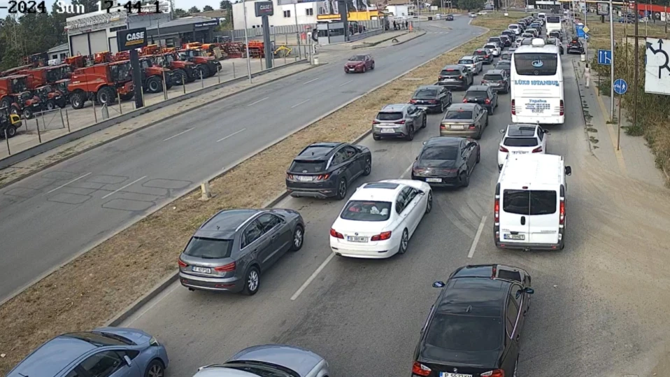 Километрични опашки се образуваха на ГКПП "Дунав мост"