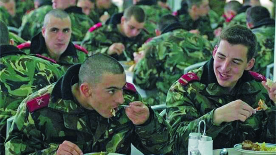 Няма да връщат казармата, вдигат парите в армията