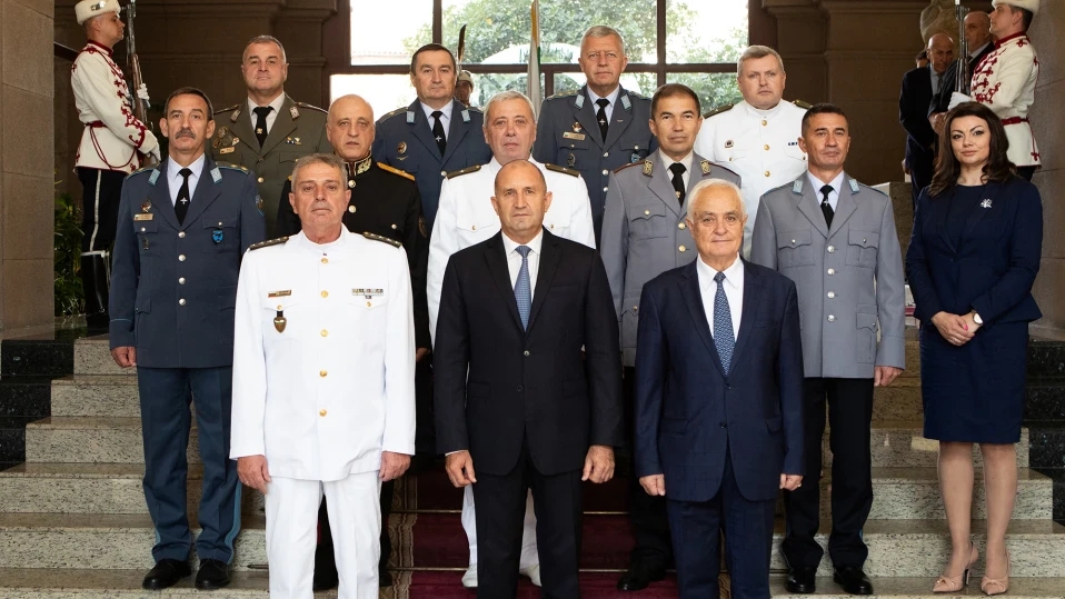 Румен Радев удостои началника на НСО със звание „генерал-майор“ (СНИМКИ)