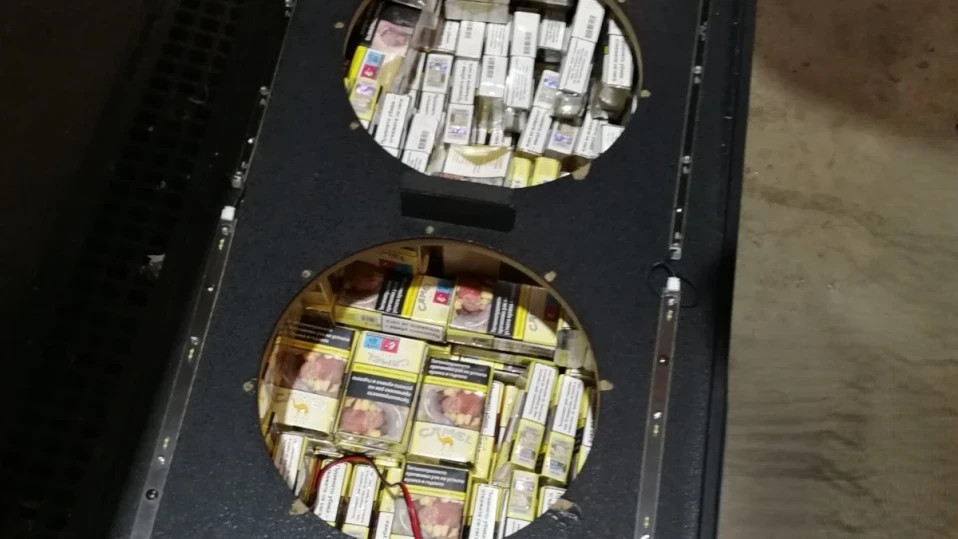 Откриха близо 60 000 къса цигари в тонколона и фабрични кухини на лек автомобил