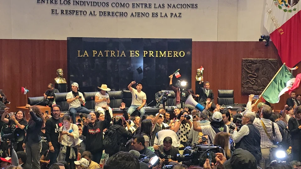 Демонстранти щурмуваха мексиканския Сенат (ВИДЕО)