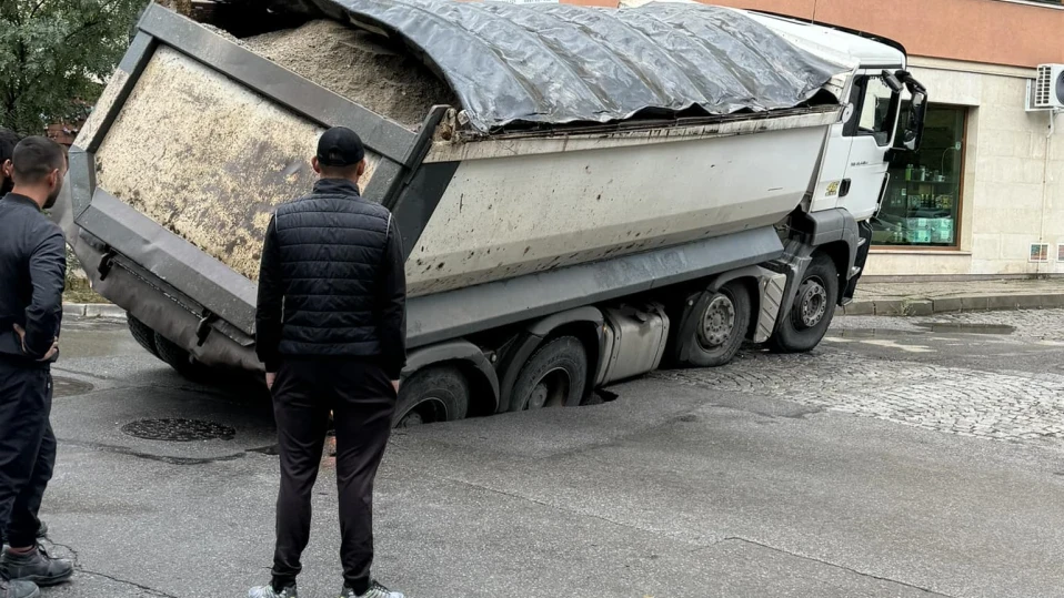 Камион пропадна в дупка в София