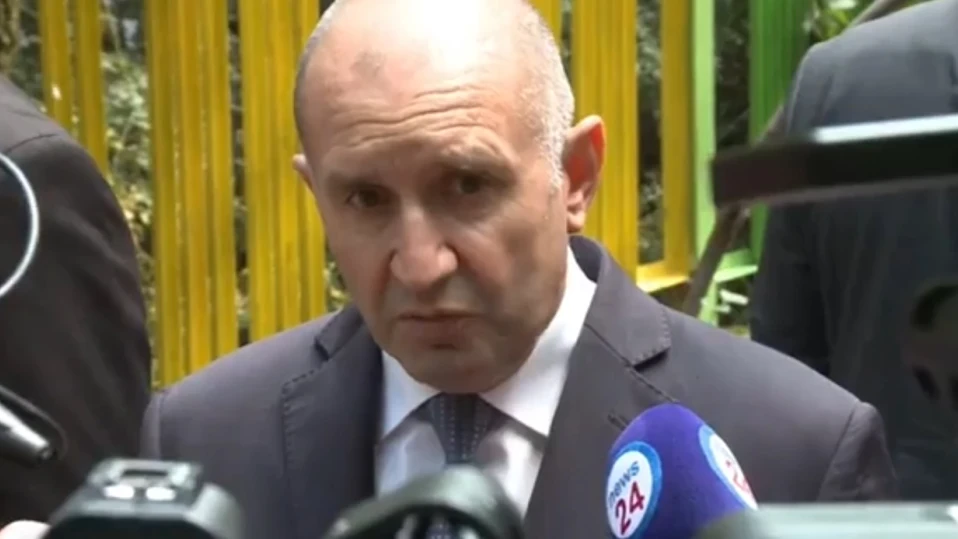 Радев: Политически спекуланти и самозвани експерти, които никога не са влизали в самолет, да не манипулират обществото