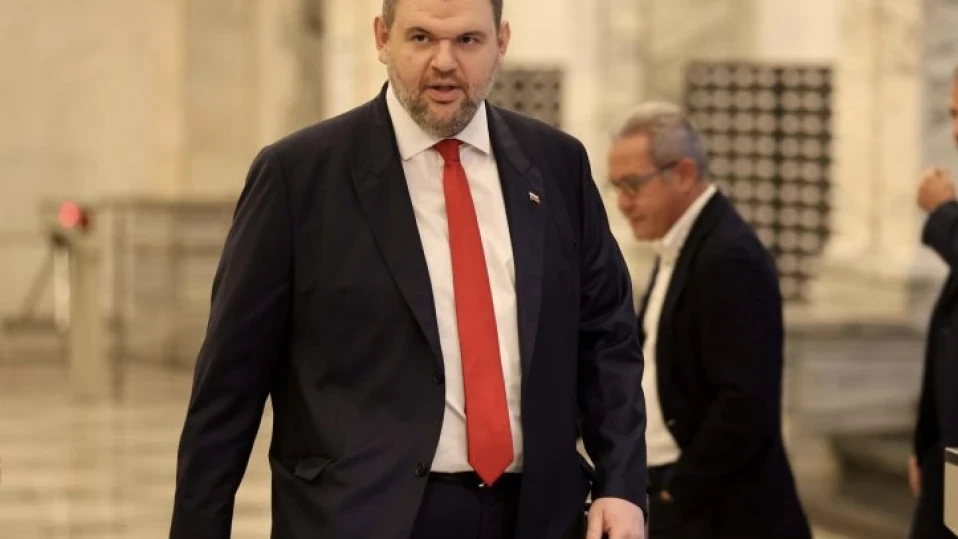 Пеевски: Радев прехвърля проблемите от болната глава на здравата