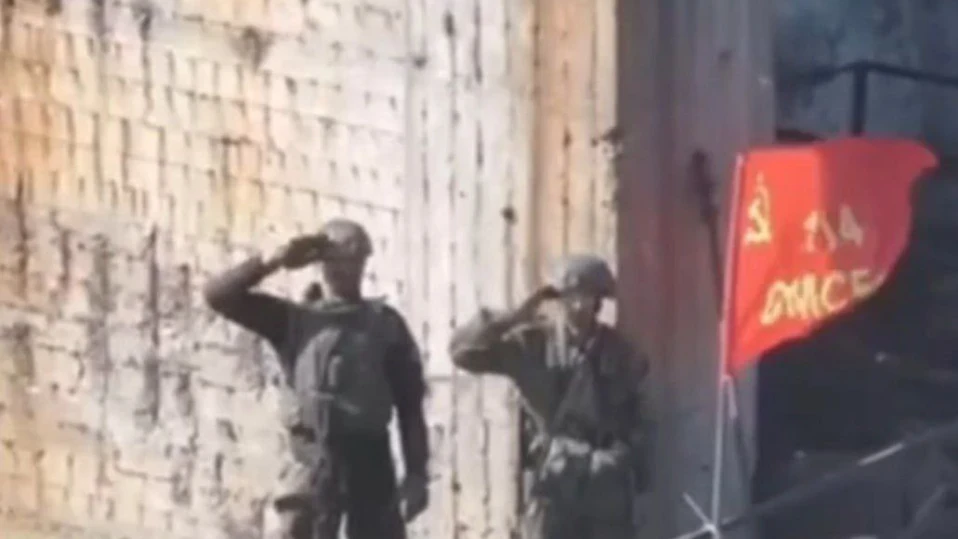 Русия завладя Украинск, войниците издигнаха знамето на СССР