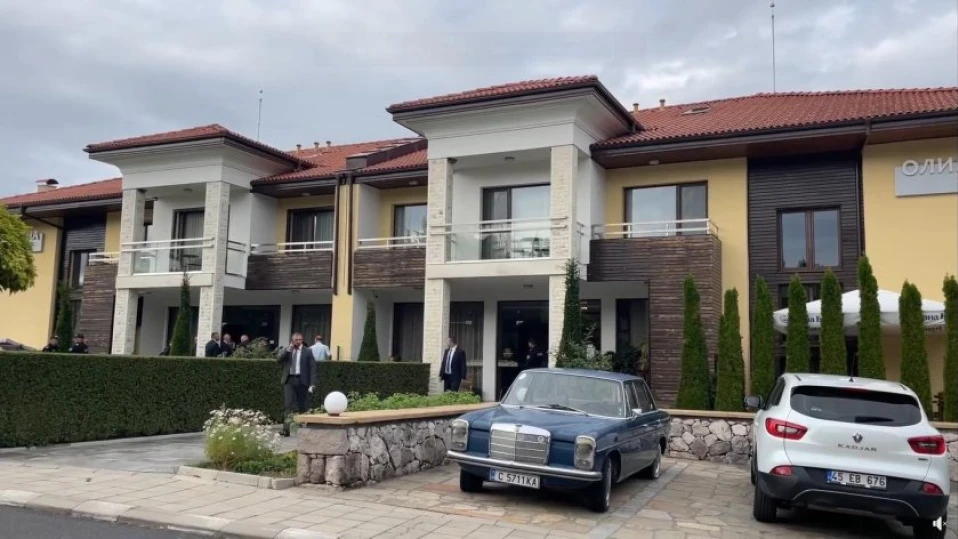 Акция на КПКОНПИ: Проверяват имоти на фамилията на кмета на Минерални бани