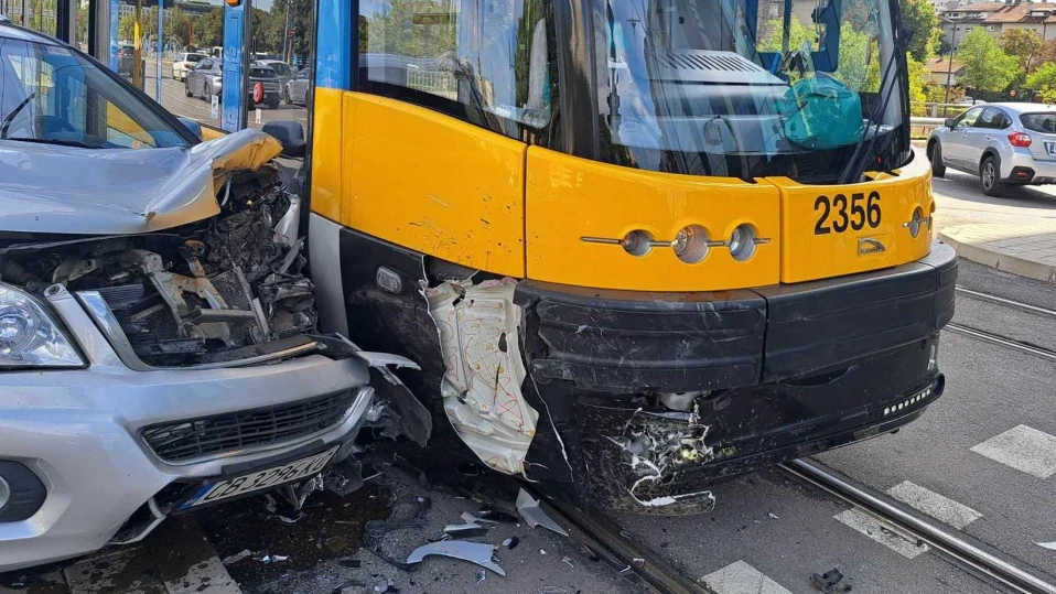 Трамвай и лек автомобил се удариха на бул. "Цар Борис III"