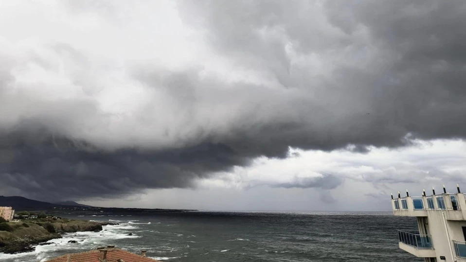 Заснеха торнадо край Ахтопол (ВИДЕО)