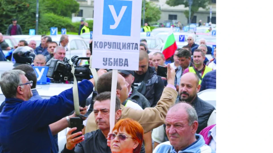 Учебни автомобили и инструктори на жълтите павета