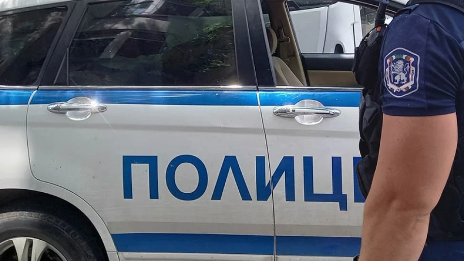 Двама полицаи пострадаха при опит да разтърват биещи се пияни