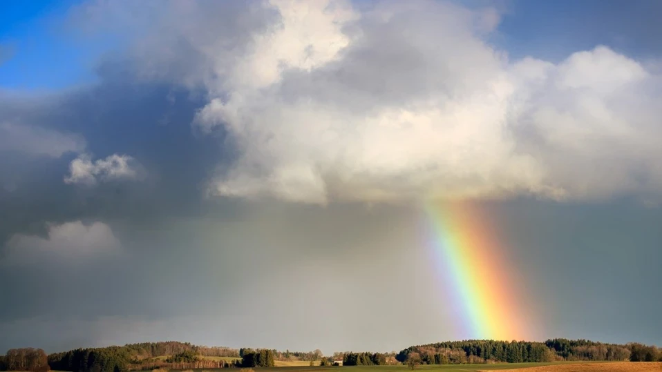 Топло и слънчево с кратки валежи