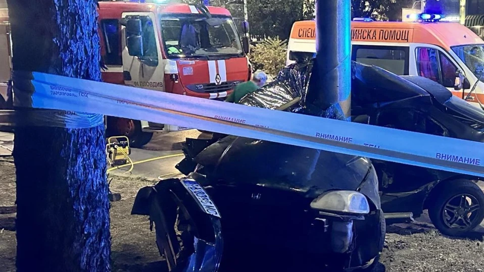 34-годишен загина при жестока катастрофа в Пловдив, колата е усукана около стълб