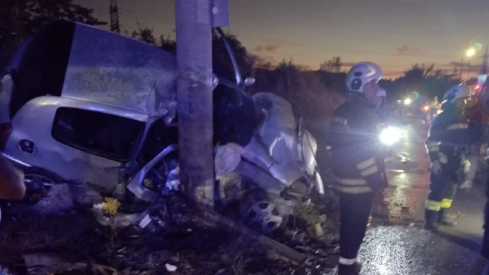 Кола се е врязала в стълб в София