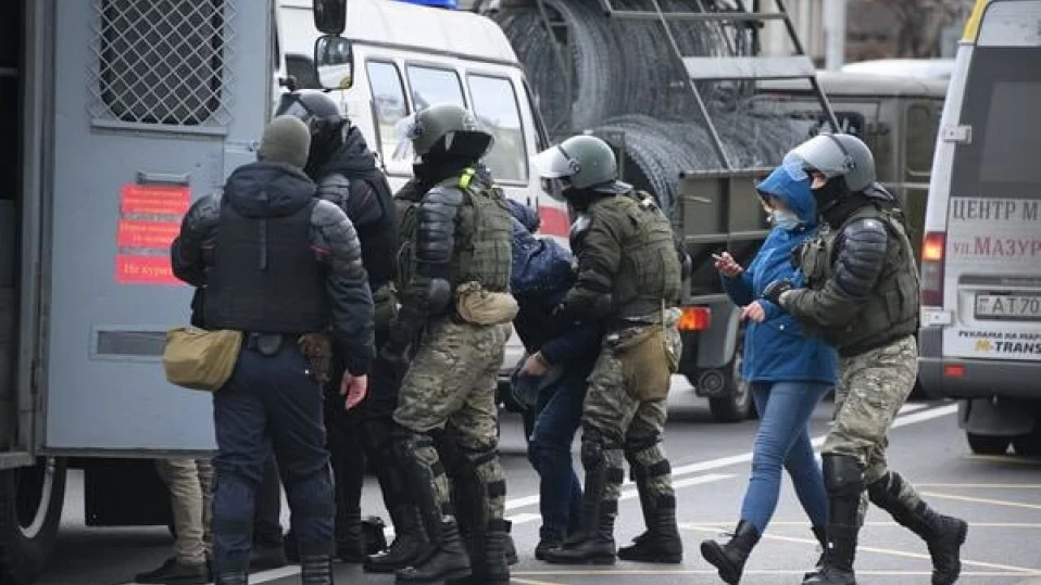 Политзатворници в Беларус вадят лук във ферма, собственост на депутат от „Алтернатива за Германия“