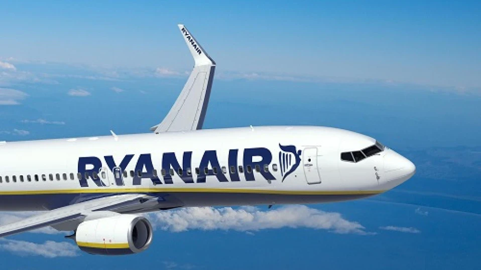 Гумите на самолет на Ryanair се пръснаха и заседна на пистата, а летището в Бергамо потъна в хаос