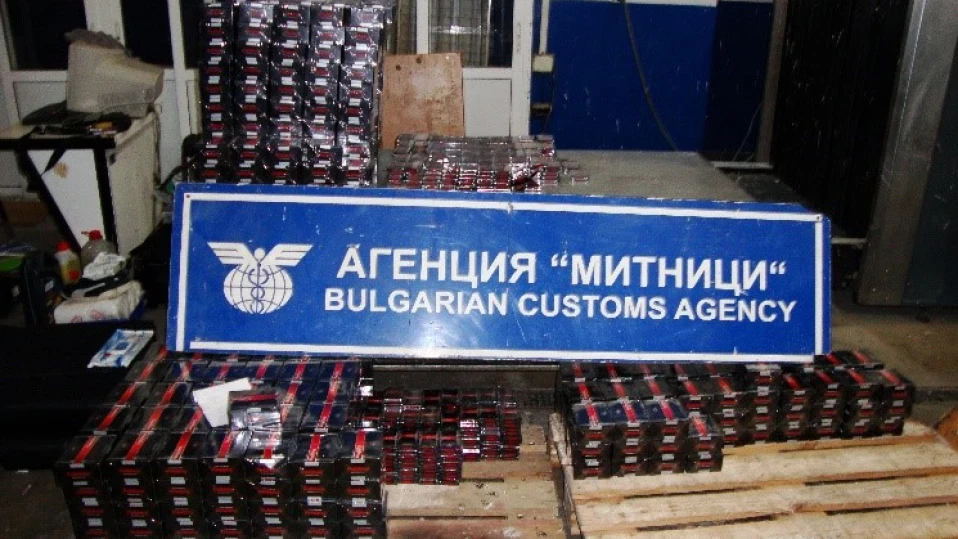 Откриха тайник в автомобил с 130 000 къса цигари
