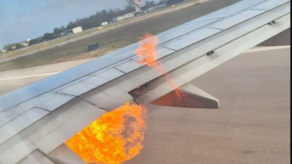Самолет избухна в пламъци на писта в Италия, пътниците са евакуирани (ВИДЕО)