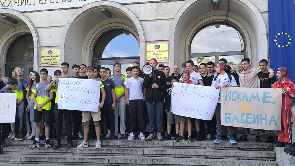 Скандалът във водната топка продължава - клубове поискаха оставката на Дановски