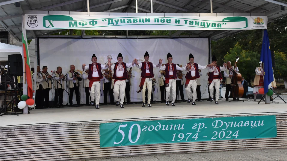 Международния фолклорен фестивал „Дунавци пее и танцува“ събра над 700 самодейци от България, Сърбия и Румъния
