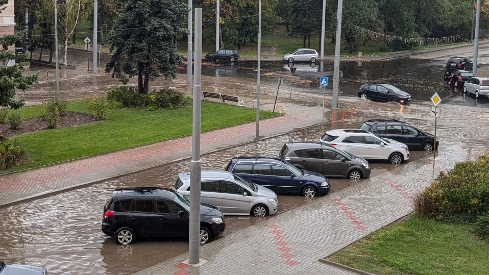 Проливен дъжд наводни улици в Перник