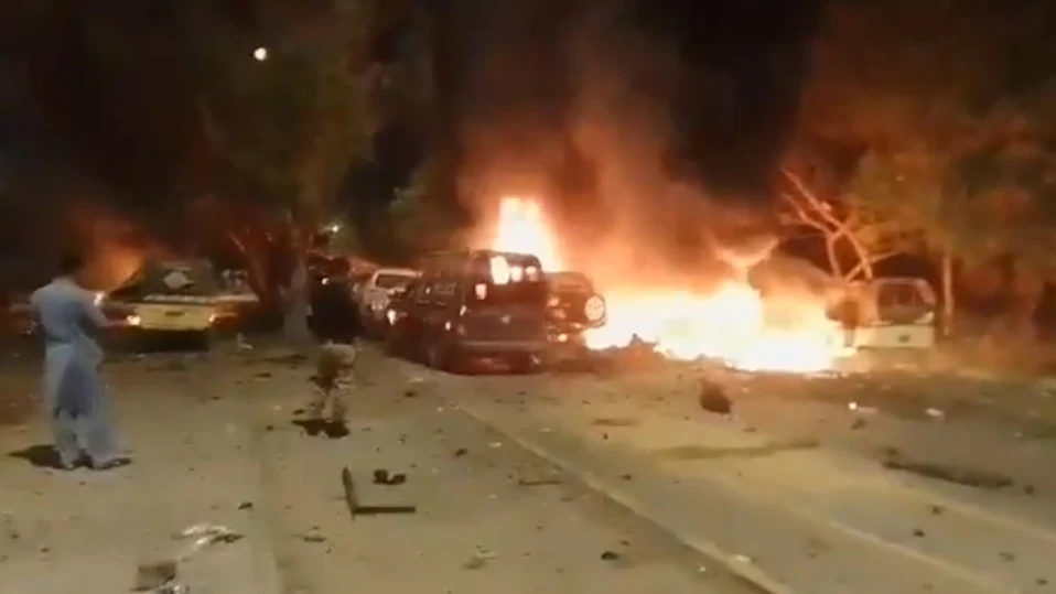 Жертви и ранени при мощна експлозия пред летището в пакистанския град Карачи