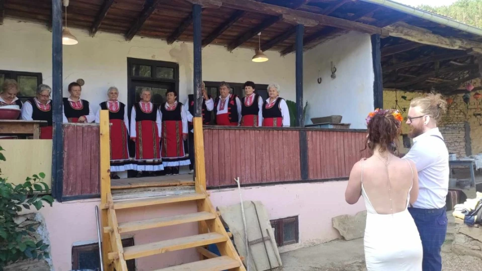 Австралийци се венчаха в село край Павликени, тропнаха хорце