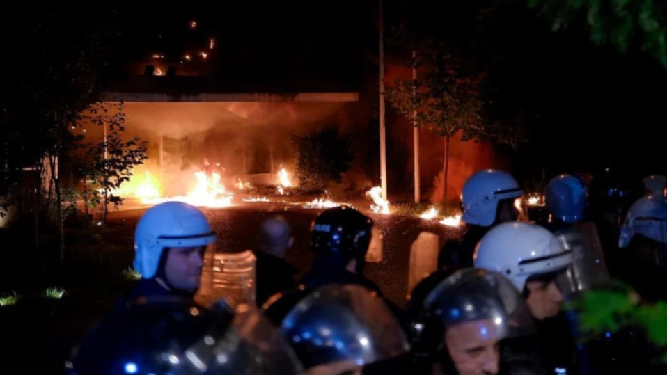 Албанската полиция използва сълзотворен газ, за ​​да разпръсне протестиращи, хвърлящи бензинови бомби (ВИДЕО)