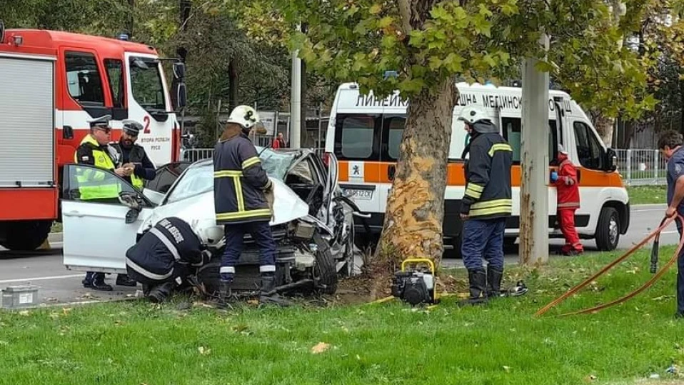 Мъж и жена пострадаха при тежка катастрофа в Русе, пожарникари рязаха ламарини (СНИМКИ)