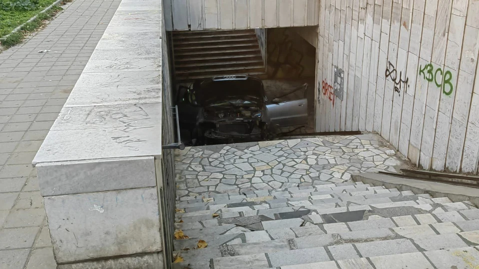 Кола влетя във варненски подлез