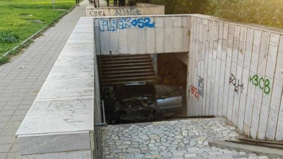 17-годишна подкара колата на баща си, падна в подлез