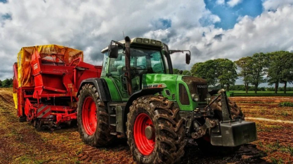 Трактор затисна млад мъж в нива край Средец