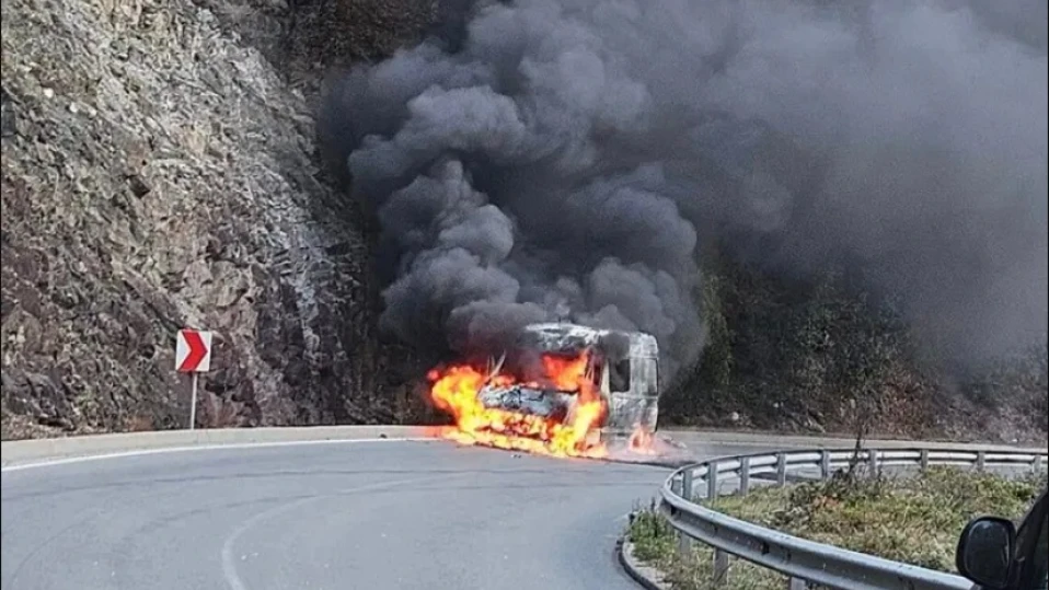 Микробус изгоря на пътя Варвара-Велинград