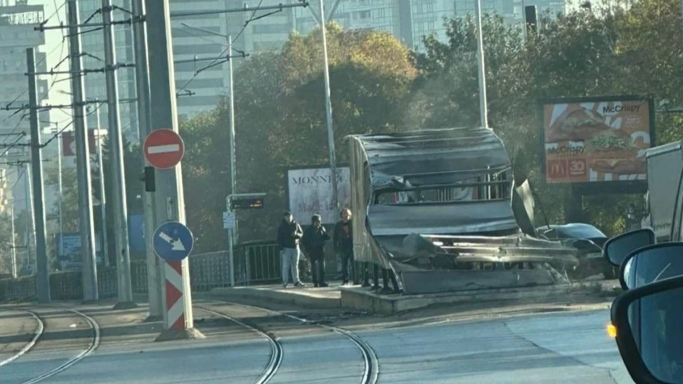 Автомобил прелетя през спирка в столицата, удари се в мантинела