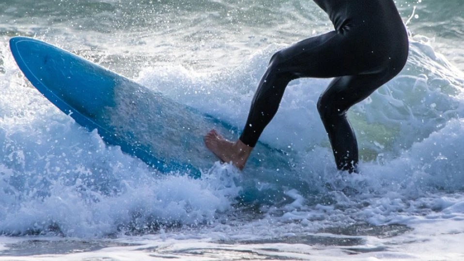 Риба меч прониза в гърдите известна сърфистка