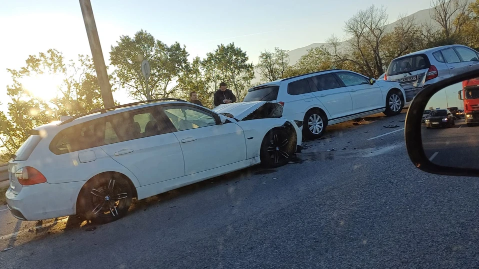 Дете и двама възрастни са в болница след катастрофа на Околовръстното в София