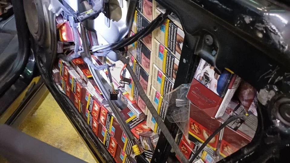 Откриха цигари, скрити в хляб и под тапицерията на автомобил на Митница Русе (СНИМКИ)